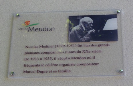 Мемориальная доска на доме под Парижем (20 Avenue du Château, 92190 Meudon), в котором Метнер жил в 1933–1935 гг.